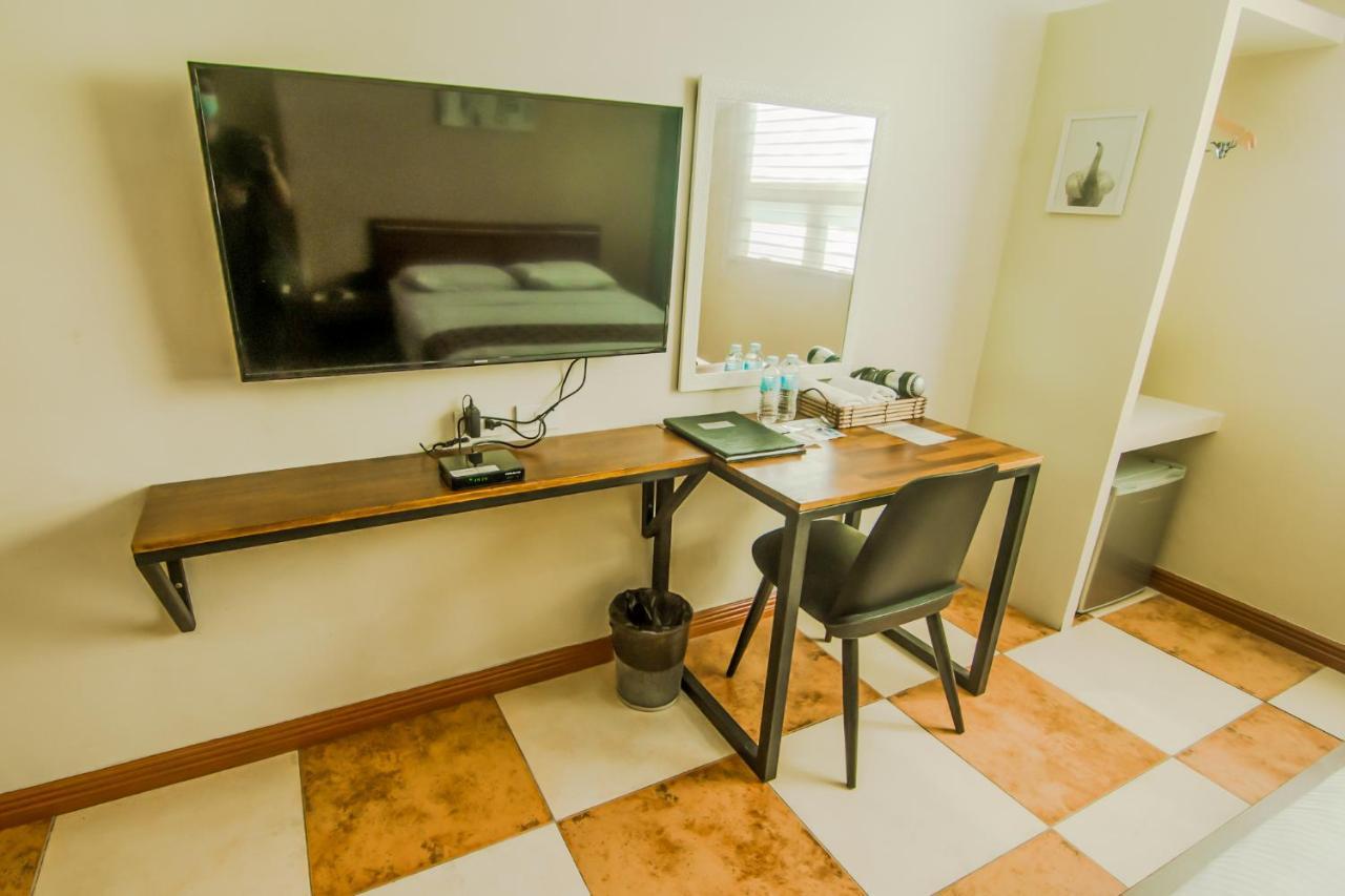 Dg Grami Hotel Paranaque City Exteriör bild