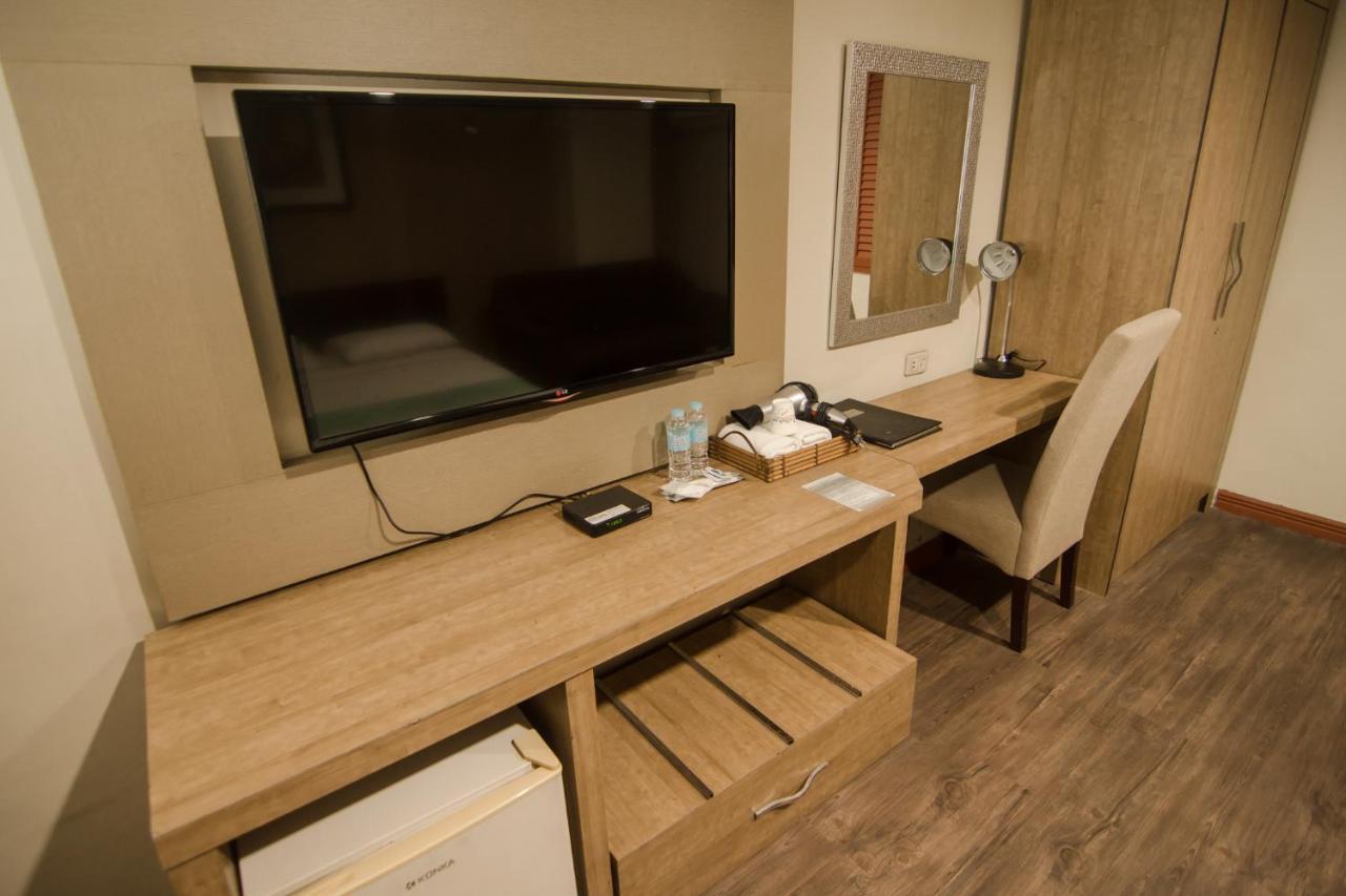 Dg Grami Hotel Paranaque City Exteriör bild